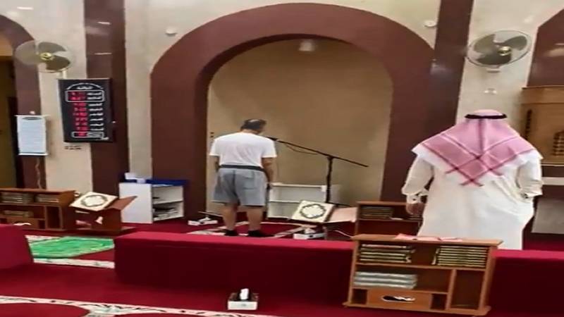 الكويت: فيديو يثير الجدل ...مؤذن يرفع الاذان بالشورت